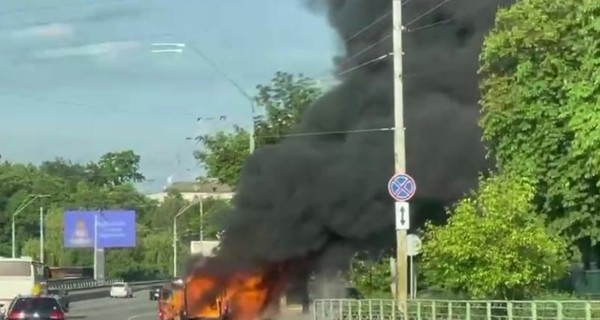 В Киеве на ходу взорвался микроавтобус