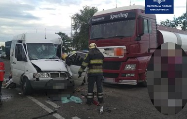 Под Киевом бензовоз влетел в маршрутку: пострадали пять человек