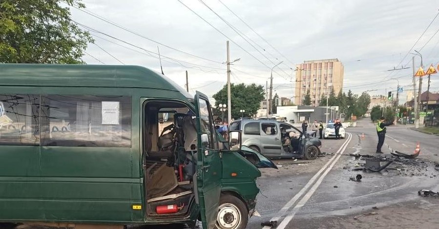 В Виннице иномарка врезалась в маршрутку, погиб водитель