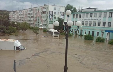 Неприятности в Крыму: Керчь затопило, а в аэропорту Симферополя самолет выкатился в поле