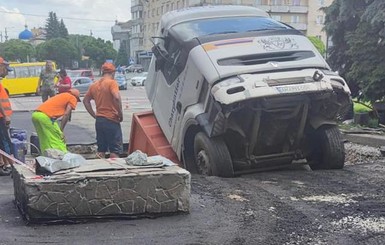 В Житомире грузовик провалился в подвал дома