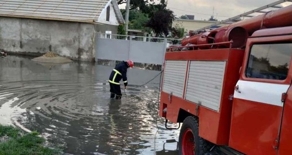 В четырех городах Одесской области устраняют последствия наводнения