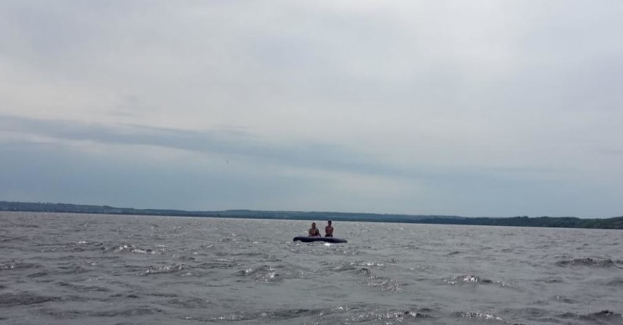 В Черкасской области женщину с ребенком унесло от берега Днепра на полтора километра