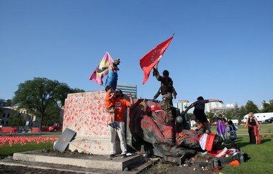 Почему в Канаде осквернили памятники британским королевам