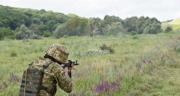 На Донбассе под обстрелом погиб военный, еще один - ранен