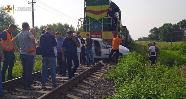 На Львовщине машина попала под поезд: погибла женщина-водитель