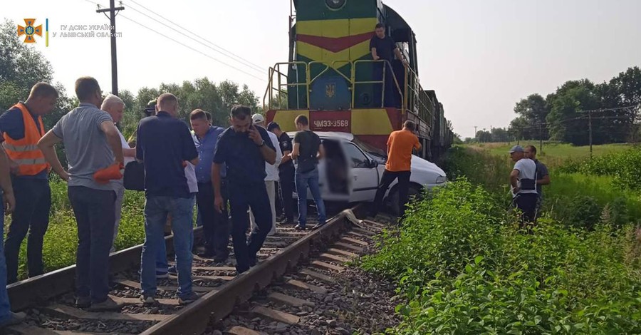 На Львовщине машина попала под поезд: погибла женщина-водитель