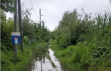 В Днепре случайные свидетели спасли женщину с младенцем, упавших в речку Гнилокиш