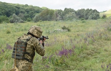 На Донбассе ранен украинский воин: противник применял гранатометы и пулеметы