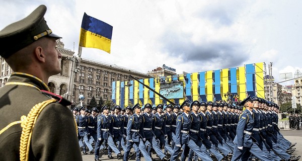 Парад ко Дню Независимости: 5000 военных, сотни единиц техники, артиллерийский салют и бой с 