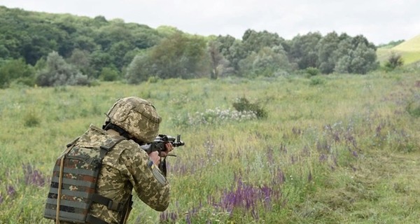 На Донбассе враг запустил противотанковую ракету по автокрану: есть погибший и раненый