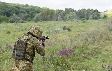 На Донбассе враг запустил противотанковую ракету по автокрану: есть погибший и раненый