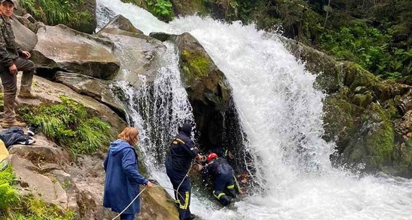 Гибель школьника в водопаде на Львовщине: классному руководителю объявлено подозрение