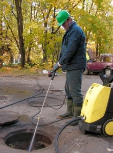 Двое слесарей утонули в сточной яме 