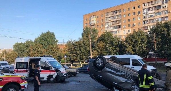 В Харькове столкнулись иномарка и 