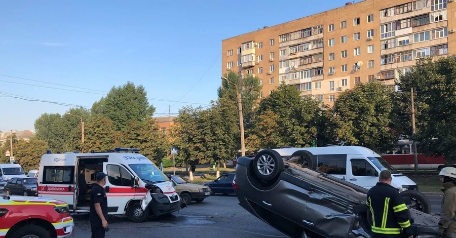 В Харькове столкнулись иномарка и 