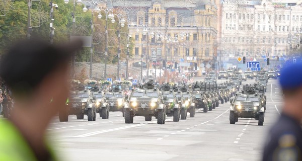 Видеотрансляция военного парада в Киеве: в небе, на земле и воде