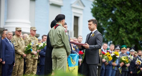 Зеленский посмертно присвоил звания Героев Украины двум погибшим защитникам