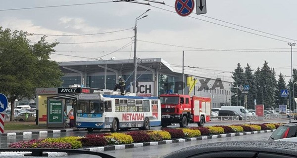 В Харькове молния ударила в троллейбус и в 100-метровый флагшток с флагом Украины