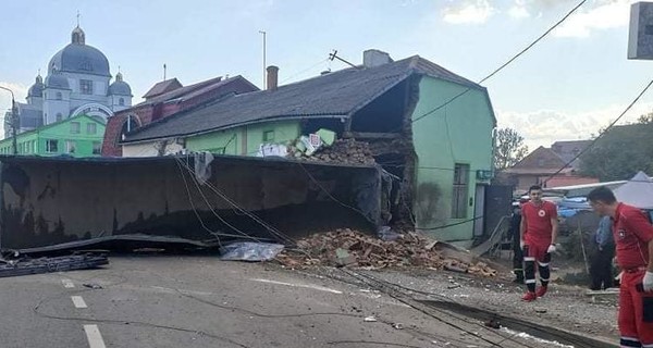 Под Львовом груженая фура въехала в придорожный магазин, трое погибших