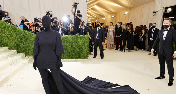 Ким Кардашьян появилась на Met Gala в платье-чехле от Balenciaga и балаклаве