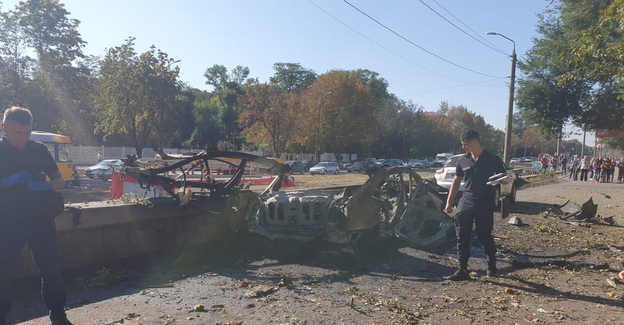 У Дніпрі вибухнула машина, загинули ветеран АТО і співробітниця ДСНС