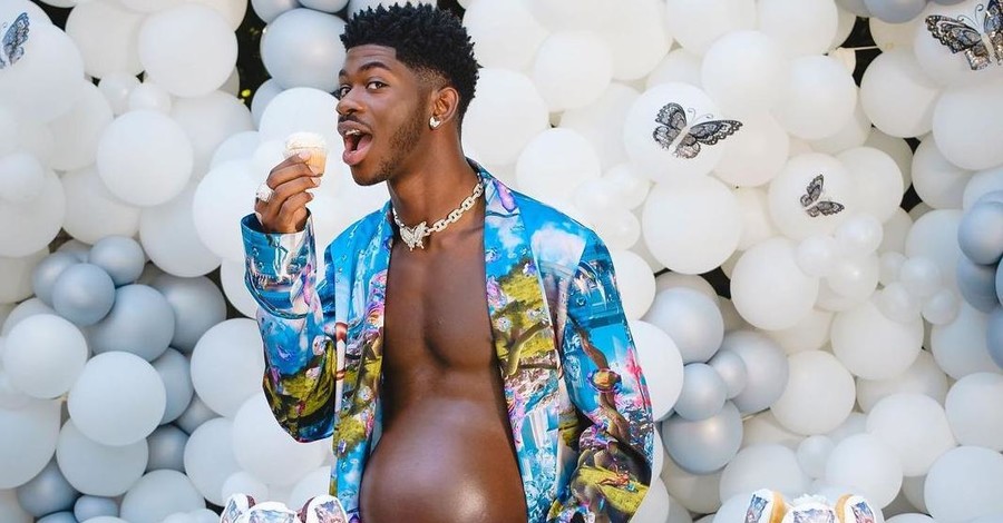 Рэпер Lil Nas X вслед за беременной фотосессией устроил вечеринку в честь будущего “ребенка”