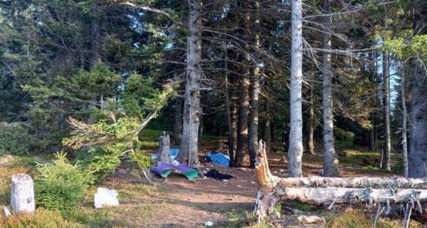 Взрыв в Прикарпатье: туристы продолжают штурмовать гору Кукул, несмотря на опасность