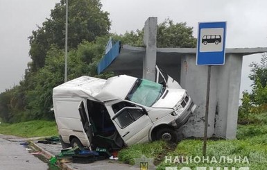 На Львівщині вантажівка протаранила зупинку, загинула людина