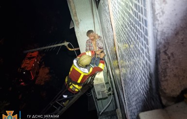 В Запорожье мужчина выпал из окна, но зацепился за кондиционер