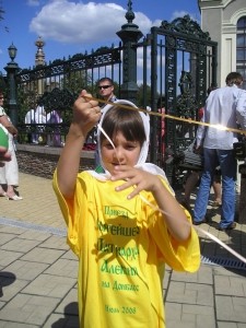 Донецкие верующие встретили Владимира в «специальных» футболках [ФОТО] 