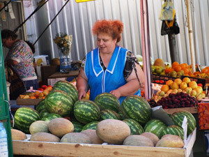 Арбузы и дыни на наших рынках - неизвестно откуда! 