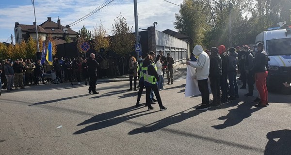 Прихильники Порошенка поїхали до Зеленського в Конча-Заспу через акцію біля будинку експрезидента в Козині