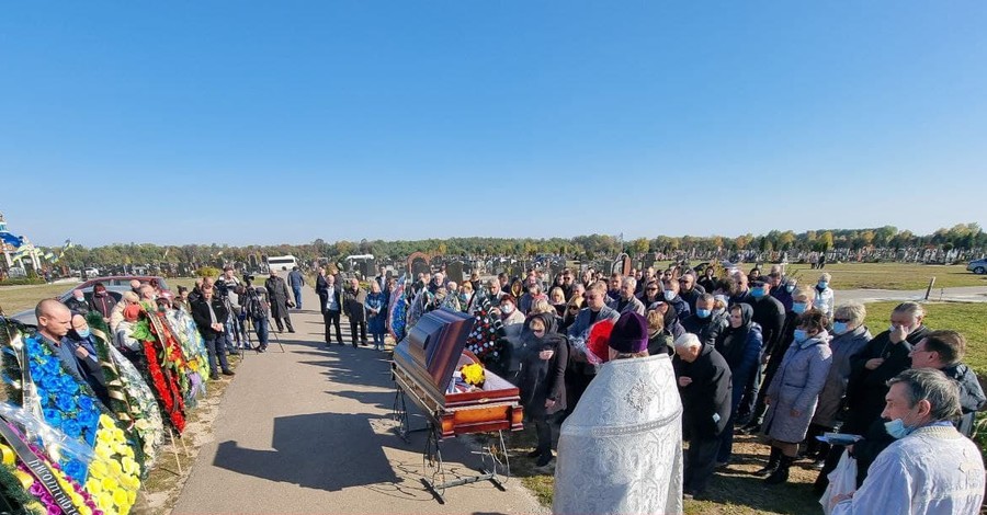 Ховати Антона Полякова на кладовищі з депутатів приїхала тільки Ганна Скороход