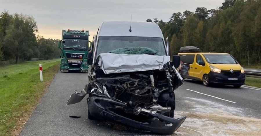 У Польщі автобус з українцями врізався у вантажівку, є постраждалі