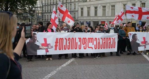 На улицы Тбилиси вышли тысячи людей, требуют выпустить из тюрьмы Саакашвили