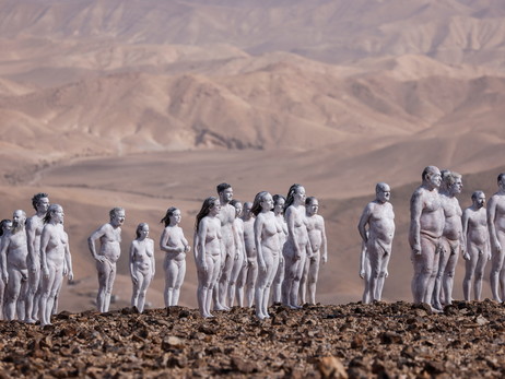 Американський художник влаштував масову голу фотосесію заради порятунку Мертвого моря