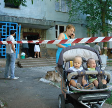 Возле подъезда многоэтажки рванула бомба 