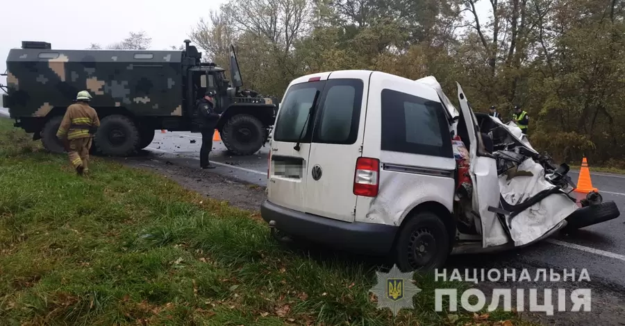 На Львовщине машина врезалась в военный грузовик, погибла супружеская пара