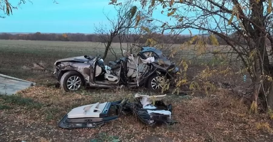 На Херсонщині авто з підлітками врізалося в дерево, четверо загиблих