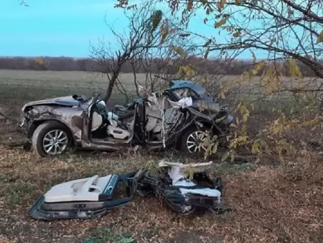 На Херсонщине авто с подростками врезалось в дерево, четверо погибших