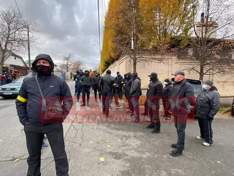 Під будинком нардепа Медведчука, підозрюваного в держзраді, проходять дві акції