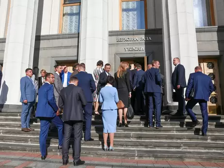 На внеочередном заседании Рады могут запретить вход в парламент невакцинированным