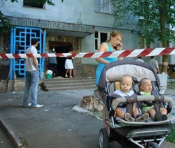 Возле подъезда многоэтажки взорвалась самодельная бомба 