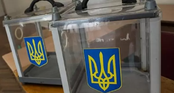 Довибори до Ради: на Херсонщині дозволяють голосувати без паспортів, а на Черкащині - порушують карантин