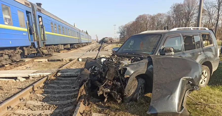 На Харківщині на залізничному переїзді потяг роздавив авто, є постраждала