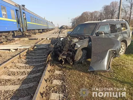 На Харківщині на залізничному переїзді потяг роздавив авто, є постраждала