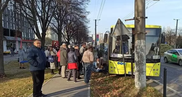 У центрі Львова за кермом помер водій автобуса, машина врізалася в опору