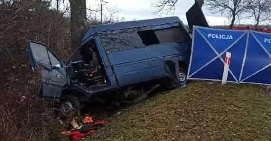 У Польщі мікроавтобус із українцями злетів у кювет, є загиблі