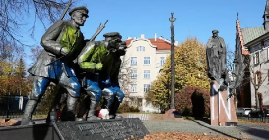 У Польщі заарештували українця-вандала, який розмалював пам'ятник Пілсудському